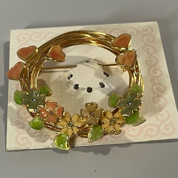 Gold Floral Wreath Brooch. - Picture 1 of 4